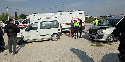 Akhisar’da Kavşakta Çarpışma: 3 Yaralı