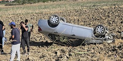 AKHİSAR’DA OTOMOBİL TARLAYA UÇTU: SÜRÜCÜ SONRADAN HASTANEYE GİTTİ