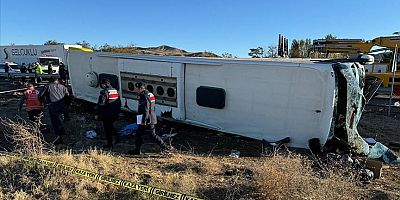 Aksaray'da otobüsün devrilmesi sonucu 6 kişi hayatını kaybetti, 34 kişi yaralandı.
