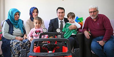 Akülü arabası enkaz altında kalan çocuğun yüzü güldü 