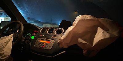 Alibeyköy’de asfalt çukuru kazaya neden oldu: Araçta ağır hasar