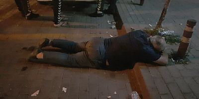 Alkollü sürücü yerde uyuyakaldı