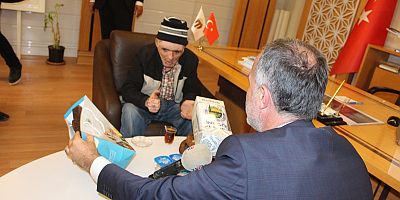 ALPER TABAN İNSANLIK DERSİ VEREN ENGELLİ VATANDAŞI MAKAMINDA AĞIRLADI