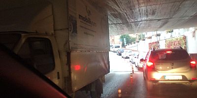 ALT GEÇİTTE SIKIŞTI