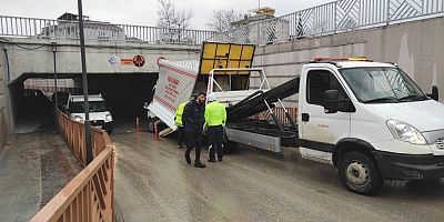 Altgeçide sıkışan kamyonet trafiği aksattı