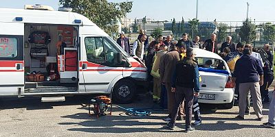 Ambulans ile çarpışan otomobilin sürücüsü yaralandı, annesi hayatını kaybetti