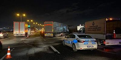 Anadolu Otoyolu'nda 2 tırın çarpıştığı kaza nedeniyle ulaşım aksadı