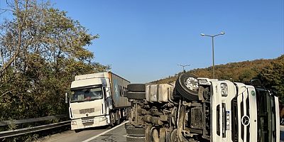Anadolu Otoyolu'nda devrilen şeker yüklü tır ulaşımı aksattı