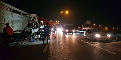 Anadolu Otoyolu'nda kamyona çarpan kamyonetteki kişi öldü