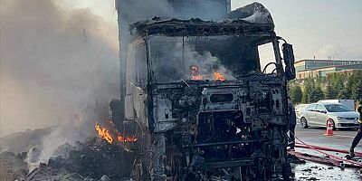 Anadolu Otoyolu'nda yanan tır ulaşımı aksattı