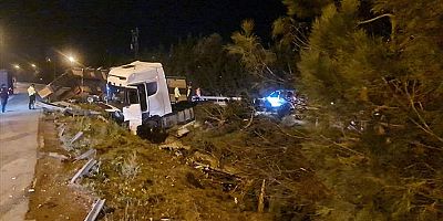 Anadolu Otoyolu'nun Kocaeli kesiminde refüje çarpan tır ulaşımı aksattı
