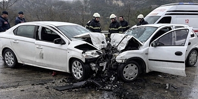 Antalya’da Bir Kaza Daha: İki Otomobil Kafa Kafaya Çarpıştı, 6 Kişi Hayatını Kaybetti