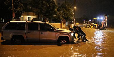 Antalya'da sağanak yağış, yolları göle çevirdi