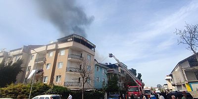 Apartmanın çatı katında çıkan yangın söndürüldü