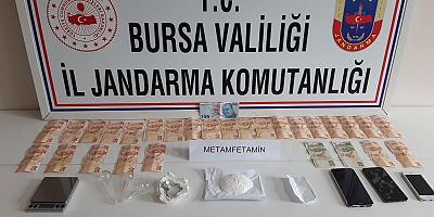 ARAÇ İÇERİSİNDE UYUŞTURUCU İMAL EDEN ŞAHISLAR YAKALANDI