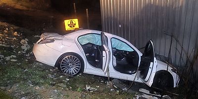 Araç Tarlaya Uçtu, 4 Kişi Yara Almadan Kurtuldu