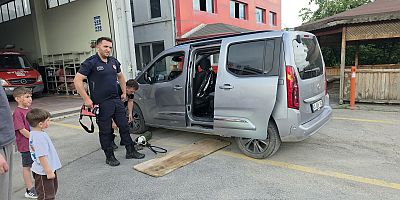 Aracın Altına Sıkışan Kedi İtfaiye Ekiplerince Kurtarıldı