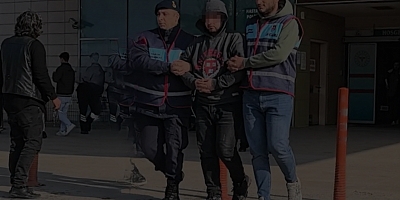 Arkadaşını bıçaklayan, kaçarken diğer arkadaşının ölümüne sebep olan zanlı adliyeye sevk edildi