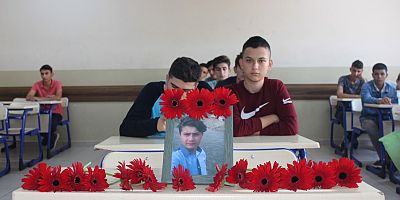 ARKADAŞLARI SIRASINI ÇİÇEKLERLE SÜSLEDİ