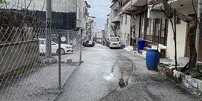 Arsasından geçen yolu tel örgüyle kapattı