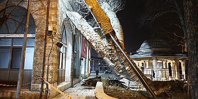 Asırlık Çınar Ağacı İshak Paşa Camii’ne Devrildi