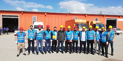 ASTIKLARI PANKARTLA TAKDiRLERi TOPLADILAR