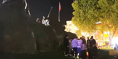 Atatürk Heykeline Çıkan Çocuk 3 Metreden Düşerek Yaralandı