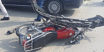 AVARLAR KAVŞAĞINDA MOTOSİKLET İLE OTOMOBİL KAFA KAFAYA ÇARPIŞTI