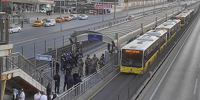 Avcılar istikametinde ilerleyen bir metrobüs rehin alındı