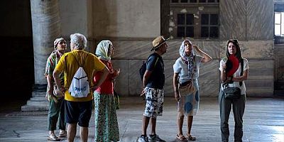 Ayasofya-i Kebir Cami-i Şerifi, ibadete açılışının 4'üncü yıl dönümünde ziyaretçi akınına uğradı