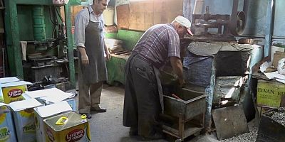 Ayçiçeği yağını asırlık imalathanede üretiyor