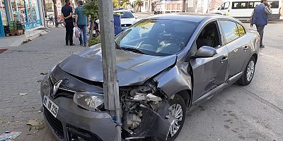 AYDINLATMA DİREĞİNE ÇARPARAK DURDU!
