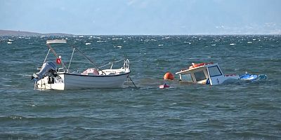Ayvalık'ta şiddetli rüzgar, teknelere zarar verdi