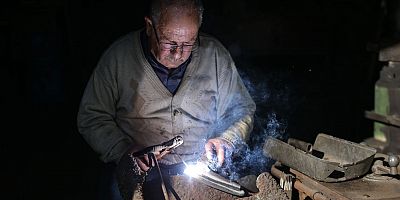 Baba yadigarı mesleğinde 45 yıldır demire şekil veriyor