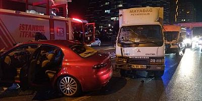 Bakırköy'de otomobil ile kamyonetin çarpışması sonucu 1 kişi yaralandı