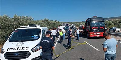 Balıkesir'de devrilen beton mikserinin sürücüsü öldü