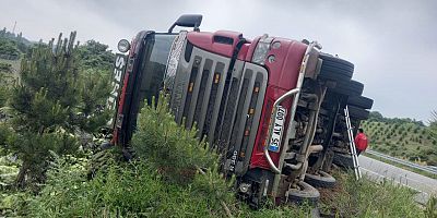 Balıkesir'de devrilen marul yüklü tırın sürücüsü öldü