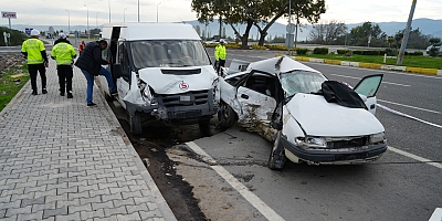 Balıkesir'de işçi servisi ile otomobil çarpıştı: 1 ölü, 4 yaralı