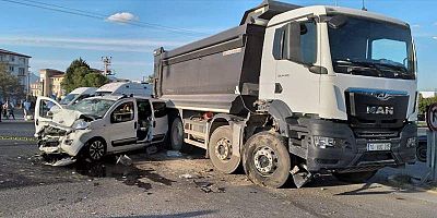 Balıkesir'de kamyonla çarpışan hafif ticari araçtaki 6 kişi yaralandı