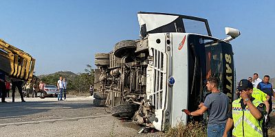 Balıkesir'de midibüs devrildi, 17 kişi yaralandı