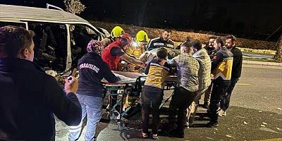Balıkesir'de minibüsün devrilmesi sonucu 1 kişi öldü, 4 kişi yaralandı