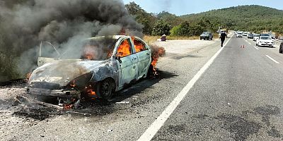 Balıkesir'de otomobilde başlayıp ormana sıçrayan yangın söndürüldü