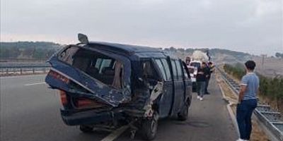 Balıkesir'de otomobilin kamyonete çarptığı kazada 1 kişi öldü, 2 kişi yaralandı