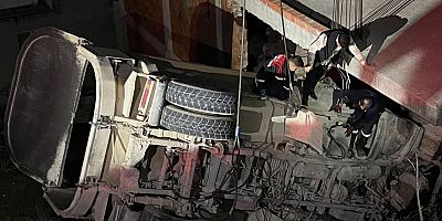 Balıkesir'de şarampole devrilen kamyondaki 2 kişi öldü