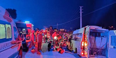 Balıkesir'de şarampole devrilen minibüsteki 14 kişi yaralandı