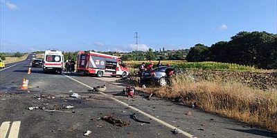 Balıkesir'de süt tankeriyle otomobilin çarpıştığı kazada 2 kişi öldü, 1 kişi yaralandı