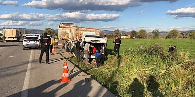 Balıkesir'de tıra çarpan panelvan minibüsteki 2 kişi öldü, 4 kişi yaralandı