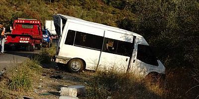 Balıkesir'de zeytin işçilerini taşıyan minibüs ile panelvanın karıştığı kazada 15 kişi yaralandı