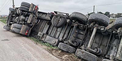 Bandırma'da devrilen buğday yüklü tırın sürücüsü yaralandı
