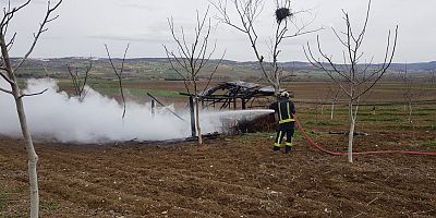 Barakayı ateşe verdiler 